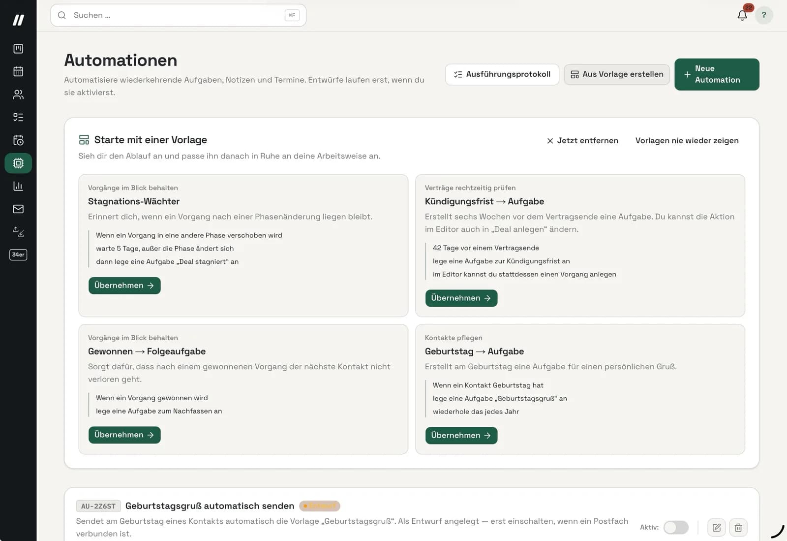 Die Übersicht der Automationen im CRM: oben vier Vorlagen zum Übernehmen — Stagnations-Wächter, Kündigungsfrist, Folgeaufgabe nach gewonnenem Vorgang und Geburtstagsgruß —, darunter ein angelegter Ablauf mit Schalter zum Ein- und Ausschalten.