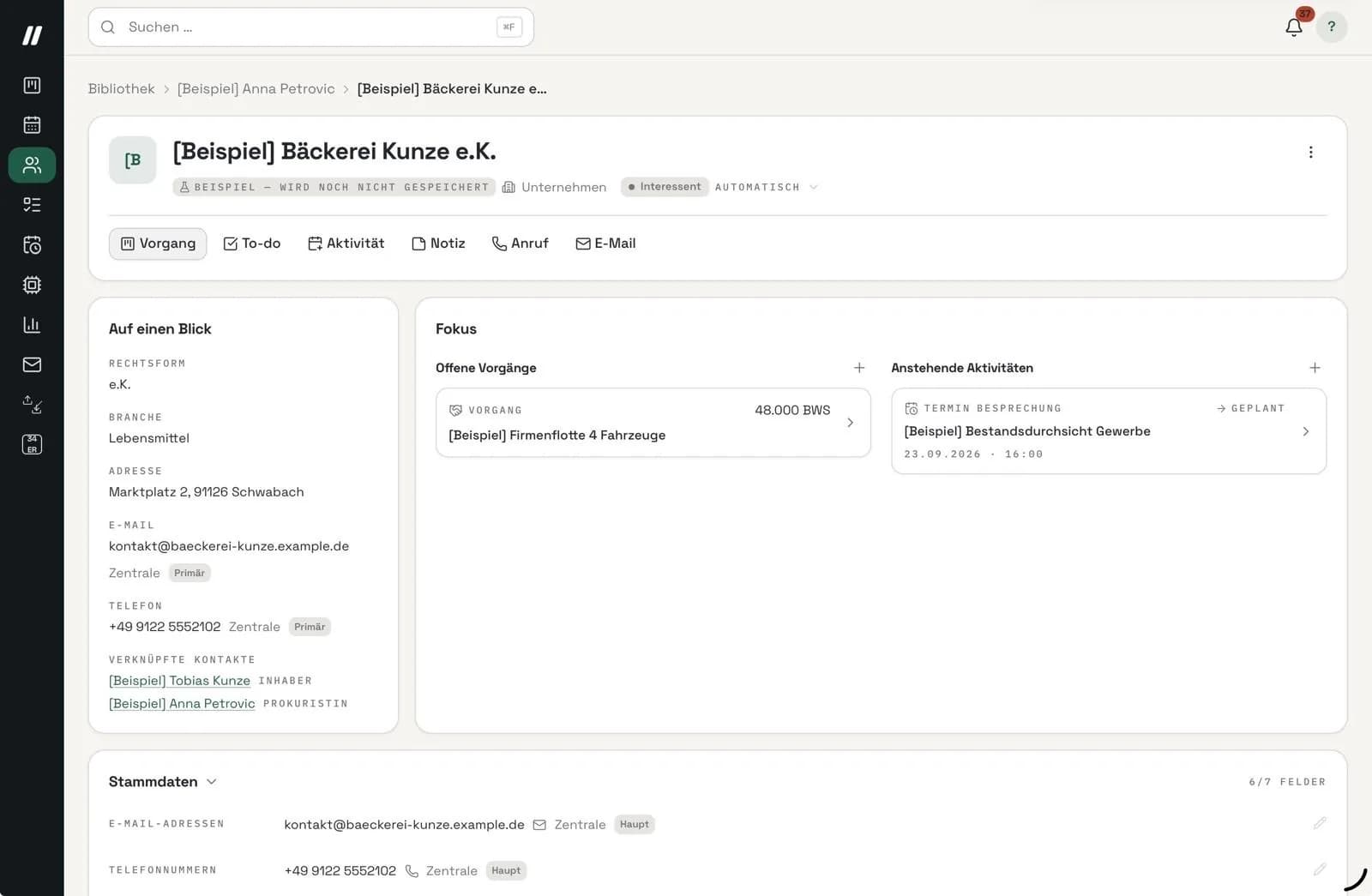 Die Kontaktkarte eines Beispiel-Kunden im CRM mit Stammdaten, offenen Vorgängen und anstehenden Aktivitäten.