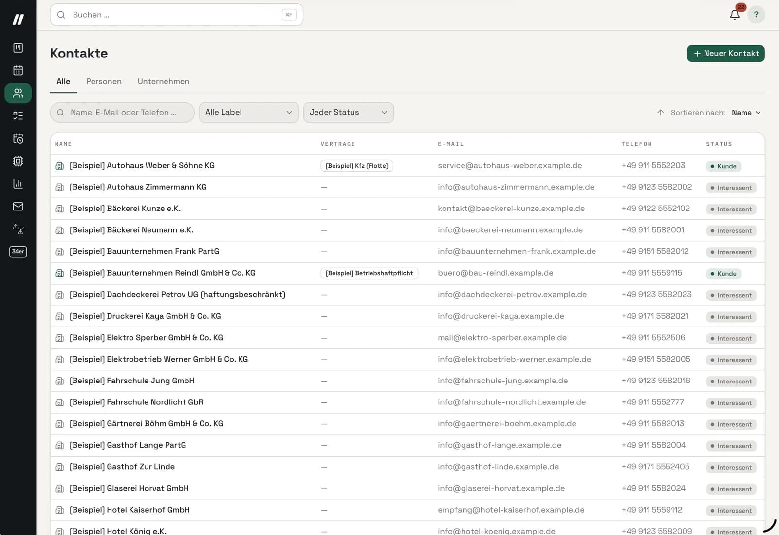 Die Kontaktliste im CRM: eine Tabelle mit Beispiel-Kunden, je Zeile Name, hinterlegte Verträge, E-Mail-Adresse, Telefonnummer und Status; darüber die Suche und Filter nach Label und Status.